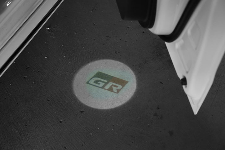 フロントドアを開けると足元にロゴマークが浮かび上がる「GR LEDアクセントライト」。1万9440円のディーラーオプションとして用意される。