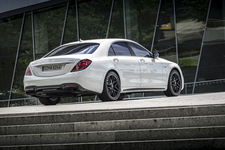 マイナーチェンジした「メルセデス・ベンツSクラス」は、2017年4月の上海モーターショーでデビュー。日本では、同年9月から順次販売が開始される。