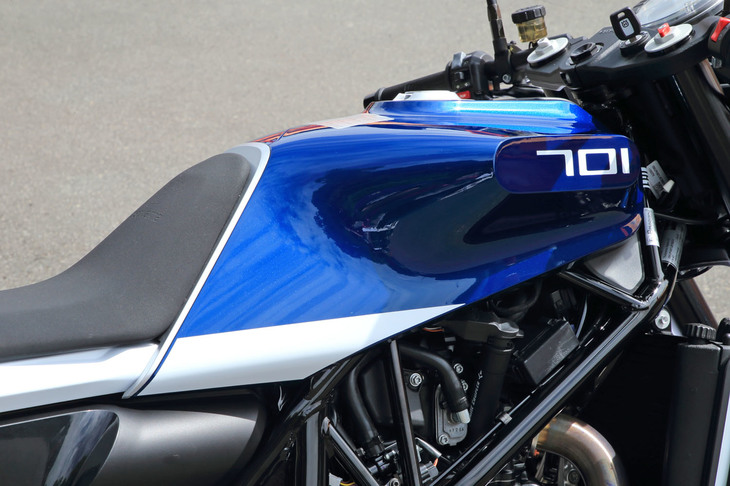 ビジュアル面ではカラーリングの変更が大きなポイント。従来モデルのシルバーとブラックのツートンから、ブルーとホワイトのツートンとなった。