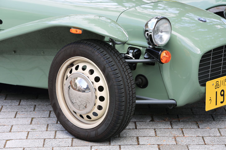 足元の仕様は、クリーム色のスチールホイールとクロームのハブキャップ、155/65R14サイズの「エイヴォンZT5」タイヤの組み合わせ。ブレーキはフロントがディスク式、リアがドラム式となる。