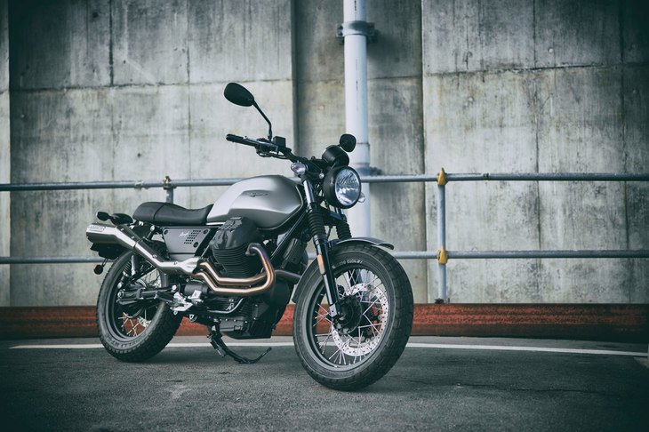 シート高は770mmで、（エンジンまわりを除くと）スリムな車体形状もあって足つき性は良好。取り回しはしやすく、着座姿勢も快適だ。