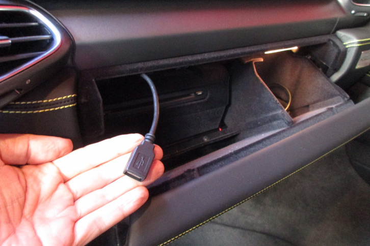 「458イタリア」のiPod専用コネクター。なんと8万7000円也！