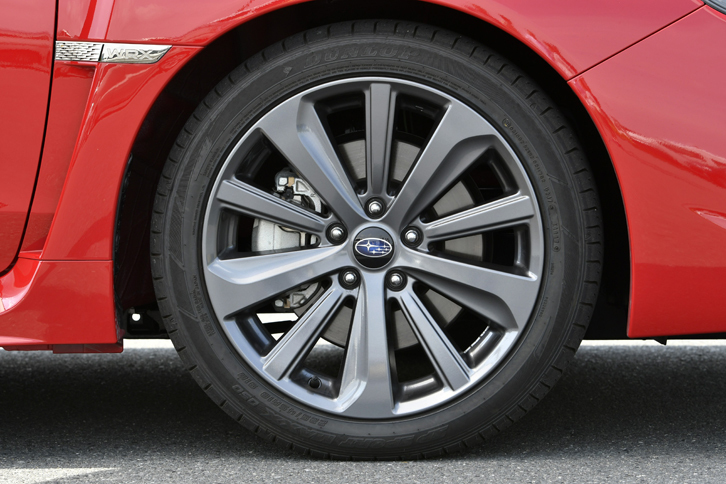 「WRX S4 2.0GT-S EyeSight」の18インチアルミホイール。
