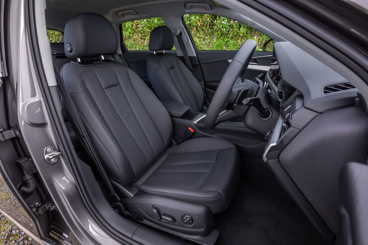 今回の試乗車は、オプションの「ラグジュアリーパッケージ」が選択されていた。シート表皮のパーシャルレザーや、前席ランバーサポート機能は同オプションに含まれるアイテム。