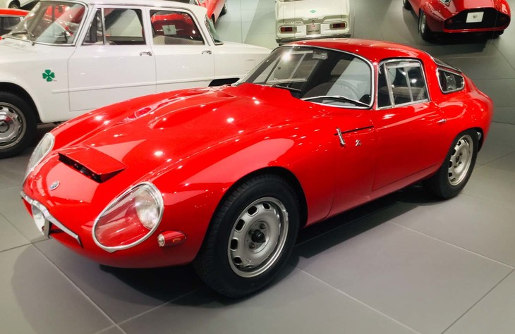 アウトデルタとザガートという黄金コンビが生み出したTZは、鋼管チューブラーフレームにアルミ製ボディーの採用により超軽量を実現したモデル。車重はなんと660kg。メカニズムは先代のSZの熟成バージョンといえる。デザインは再びE.スパーダの手に委ねられた。彼の得意とするコーダトロンカにさらに気合が入ったスタイリングだ。