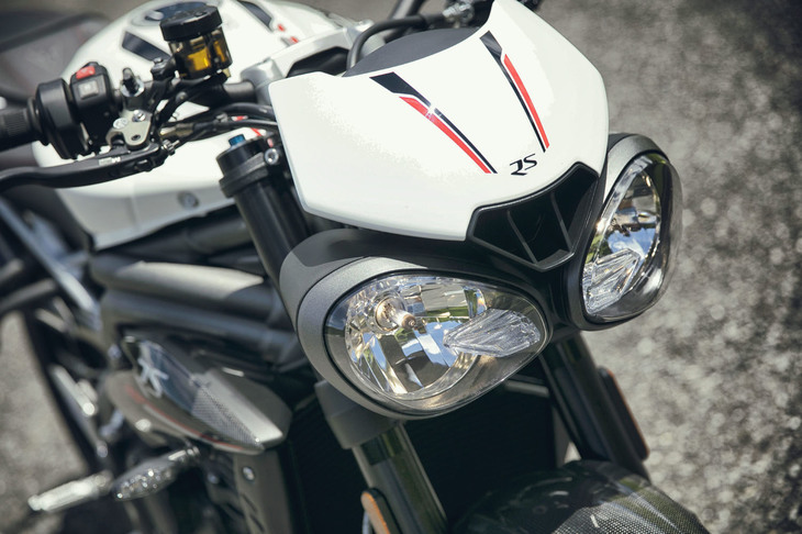 2眼タイプのヘッドランプと小ぶりなメーターバイザーは、「スピードトリプル」の特徴的なディテールだ。