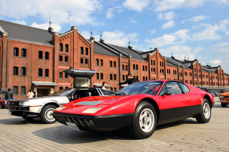 1975年「フェラーリ365GT4 BB」（写真右）と1981年「デロリアンDMC-12」（同左）。参加車中、（バブルカーを除くと）2台のみだったミドシップ車。