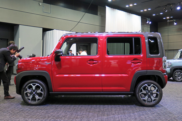 こちらは「ハスラー」のサイドビュー。「タフト コンセプト」よりも50mm背が高い。