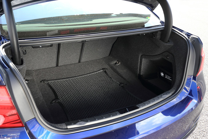 後席は4：2：4の分割可倒式。シートバックを前に倒せば、荷室容量はさらに広がる。