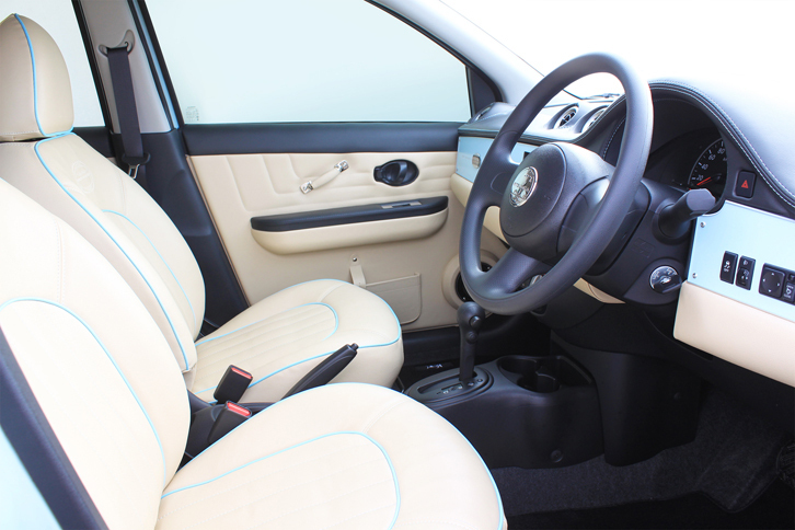 シートやドアの内張りには合成皮革が用いられる。