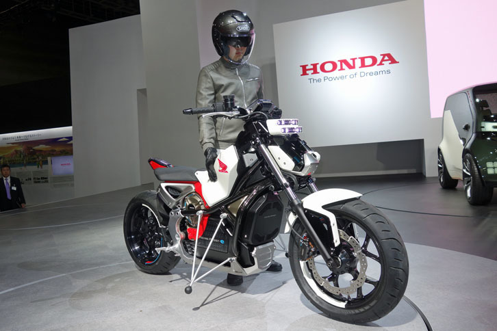 コンセプトモデルの「ライディングアシスト-e」は、この東京ショーが世界初公開の場となった。低速走行時にマシン自体がバランスをとることで、ライダーをサポートする。