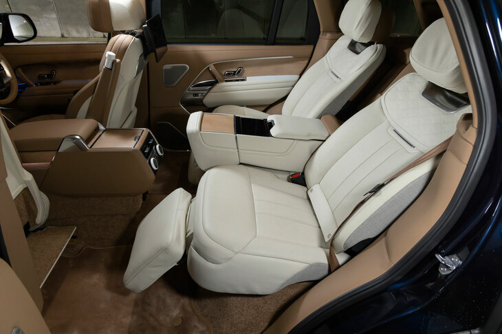 後席は専用空調にマッサージ機能、リクライニング機能……とまさに至れり尽くせり。助手席後方のシートは、ボタンひとつで前席を押しやって足置きを展開させることもできる。前席と後席とで色味の異なる、内装の仕立ても趣深い。