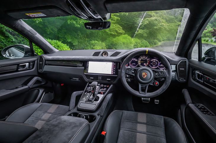 試乗車のインテリアには「GTインテリアパッケージ」が選択されていた。ブラックを基調に「ネオジム」のコントラストステッチが入り、ダッシュボードの一部やドアハンドル、センターコンソールのアシストグリップなどがRace-Tex仕上げとなる。