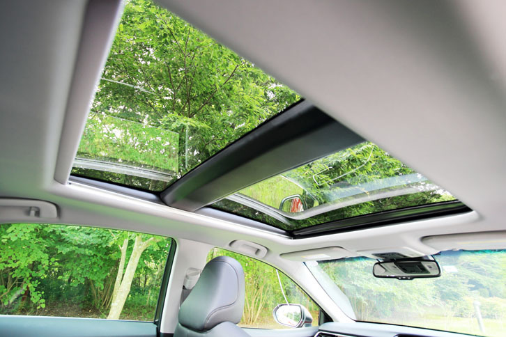 テスト車には、大型のサンルーフ「パノラマムーンルーフ」が備わっていた。挟み込み防止機能付きで、14万0400円のオプション。