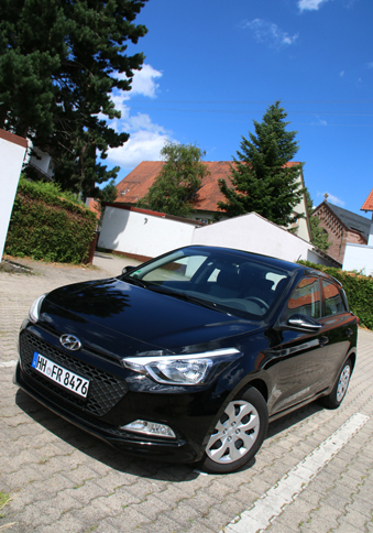 ドイツのシュトゥットガルトで借りた、今回の主役。「ヒュンダイi20」のレンタカー。