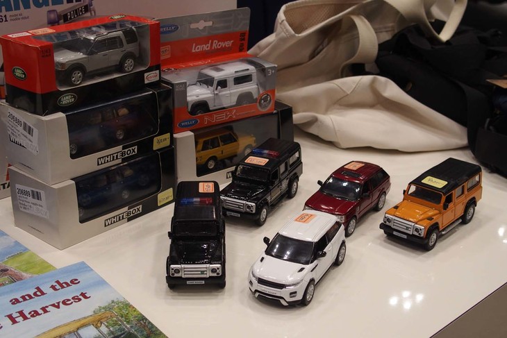 レンジャースのブースに展示されていたミニカーコレクションやアクセサリー。