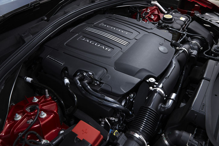 ガソリン車「Fペース35t Rスポーツ」のエンジンは、スーパーチャージャー付きの3リッターV6。最高出力340psを発生する。