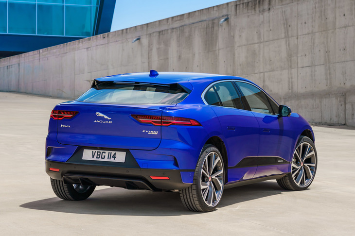 「ジャガーIペース」のリアビュー。横長のリアコンビランプや、バンパーに設けられたナンバープレートとの位置関係などに注目。