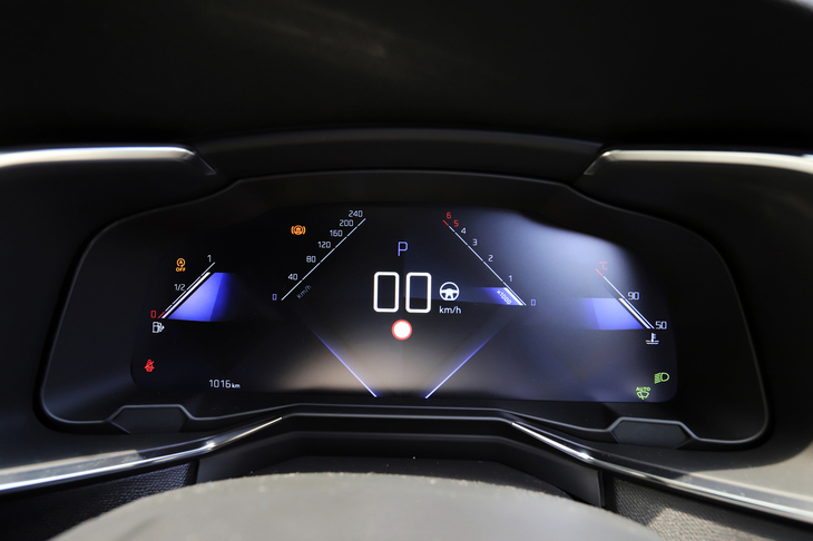 メーターパネルは12.3インチのカラー液晶タイプ。直線基調のデザインで個性を主張する。