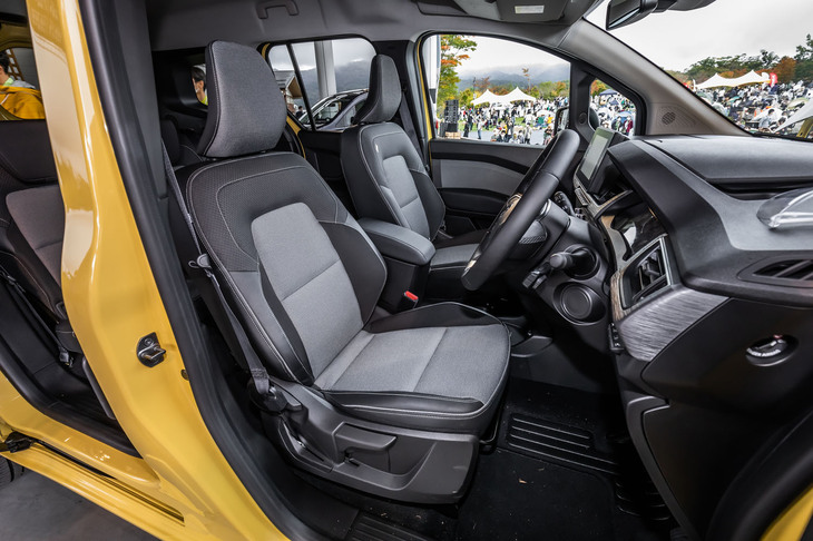 現行モデルと同じように、グレー系のグラデーションカラーを使ったファブリック表皮で仕立てられた新型「カングー」のフロントシート。