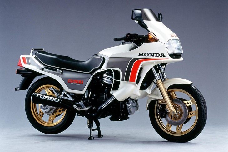 1981年に発売された、ホンダのターボ付きバイク「CX500ターボ」。500cc（正確には496cc）のVツインエンジンにIHI製のターボを組み合わせていた。
