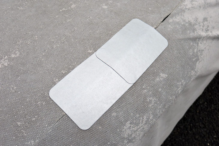 裂け目をホームセンターの粘着テープで補修するの図。しかし、すでに生地表面がぼろぼろになっていたため、あまり効果はなかった……。