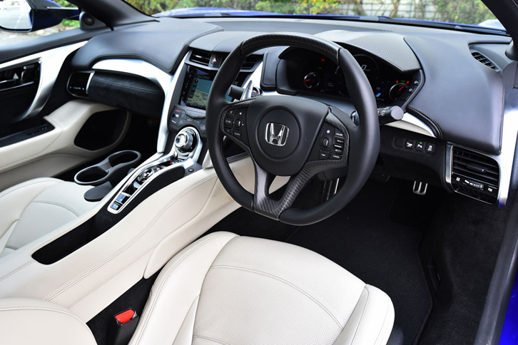 運転席まわりの様子。真円でないステアリングホイールは、握りやすさを優先して、リムの太さも不均等になっている。