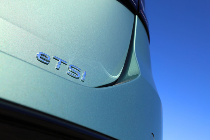 新型「パサート」のボディーカラーは、写真の「マリポサイトグリーンメタリック」を含む全7色となっている。