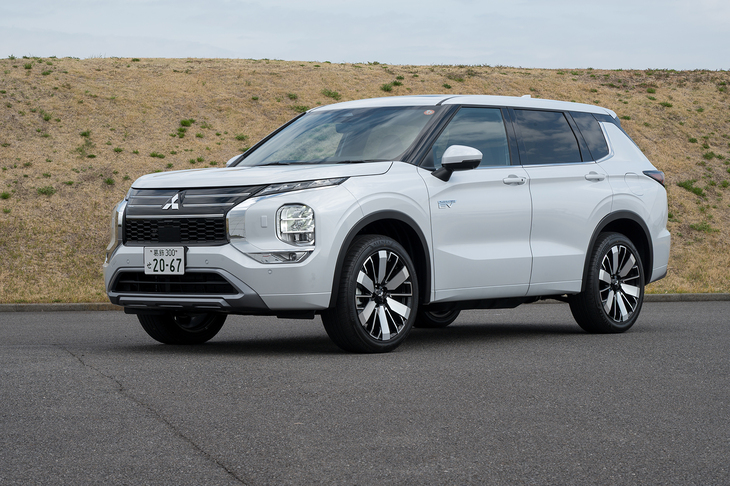 現行型「三菱アウトランダー」は2021年に登場。2024年10月の大幅改良で駆動用バッテリーを刷新してEV走行換算距離（WLTCモード）が100kmを超えた。