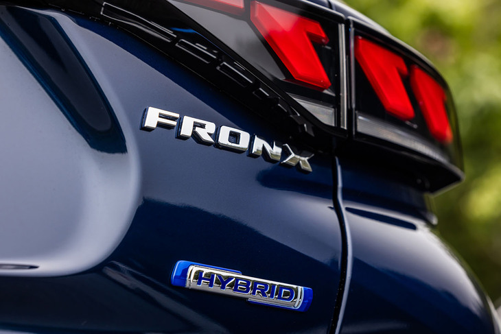 「スズキ・フロンクス」には、FF車と4WD車が設定される。いずれも自然吸気の1.5リッター直4ガソリンエンジンとマイルドハイブリッド機構を組み合わせたパワートレインに、6段ATを採用。今回は車両本体価格273万9000円の4WD車に試乗した。