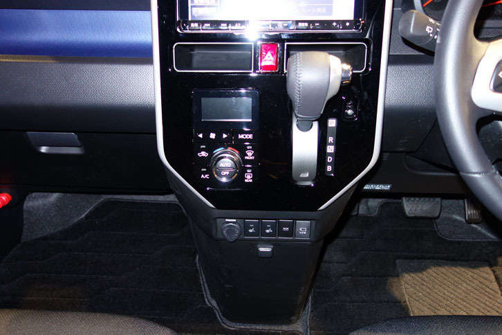 「トールカスタム」のシフトセレクター周辺はピアノブラック仕上げが施される。