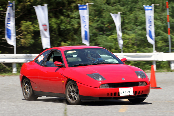 「ランチア・デルタHFインテグラーレ16V」と同じ2リッター直4ターボエンジンを積んだ「クーペ・フィアット16Vターボ」。