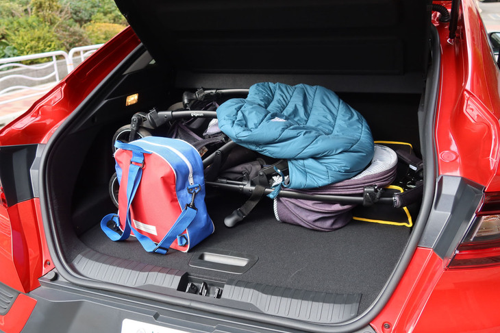 「アルカナ」の荷室には、全長1mちょいのベビーカーがすっぽりとおさまった（写真奥）。フロアは2段式になっていて、より高さのある荷物にも対応できる。