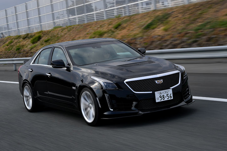 高速道路でその性能の一端をみせた「CTS-Vセダン スペックB」。日本で全性能を発揮できる場所は、国際レベルのサーキットをおいてほかにない。