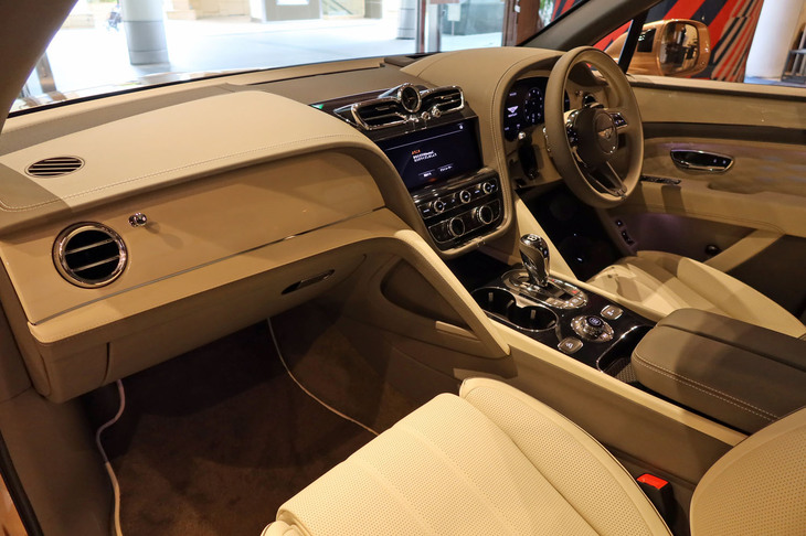 ベントレー・ベンテイガEWBアズール ファーストエディション（インテリア）