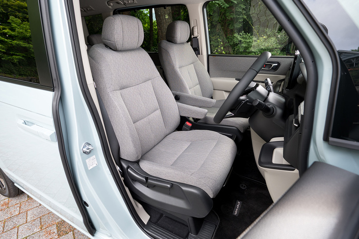 シートは見た目どおりの柔らかなかけ心地がいい感じだ。「エアー」にはないシートヒーターが搭載されている。
