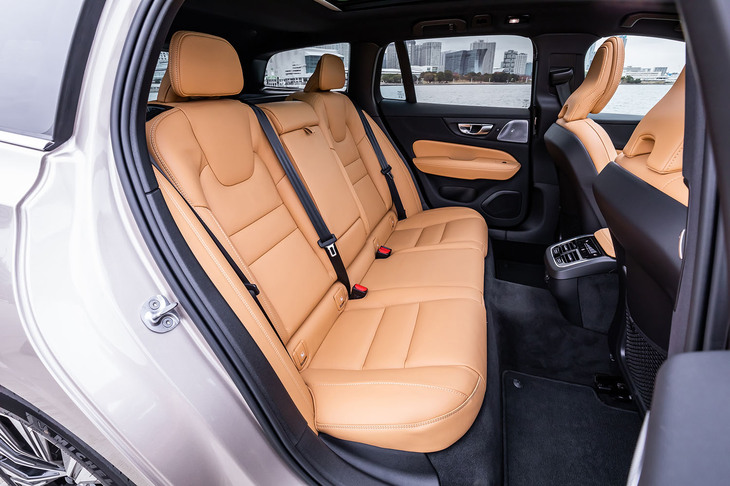 リアシートには、背もたれの60：40分割可倒機構やスキーホール、センターディスプレイのタッチスイッチでヘッドレストが倒せる機能などが備わる。「アルティメット」グレードにはリアシートヒーターも標準で装備される。