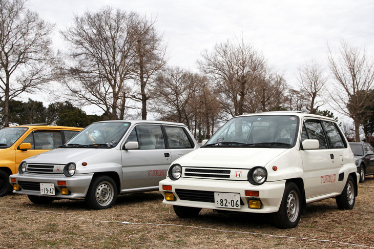 1983年に登場した「シティ ターボII」。“ブルドッグ”の愛称で呼ばれた、ブリスターフェンダーなどで迫力を増したボディーに、空冷インタークーラー付きターボを備えた1.2リッター直4 SOHCエンジンを搭載。2台とも新車時の姿が保たれているが、ボディーカラーはこの2色にメタリックブルーを加えた計3色だった。