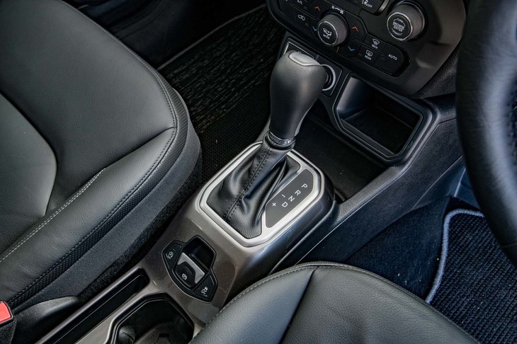 「リミテッド」のトランスミッションは6段のデュアルクラッチ式AT。シフトパドルは備わっていないが、レバー操作によって手動変速が可能。