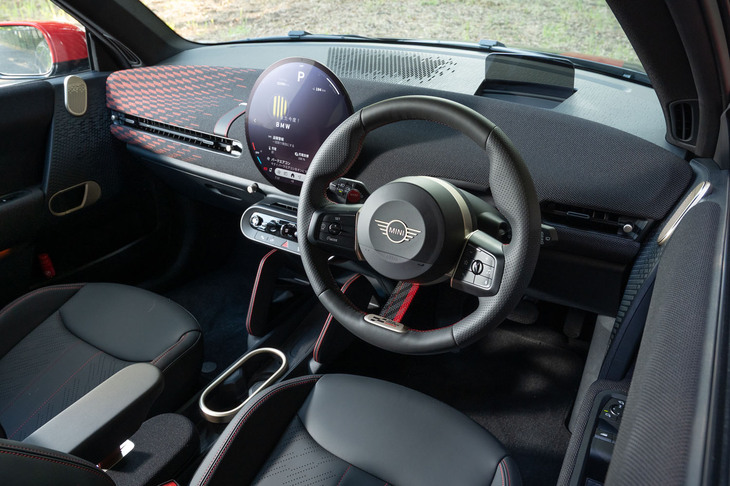 インテリアでは、ダッシュボードにリサイクルポリエステルを用いた新素材を使用。運転席の正面に計器類はなく、車速などはヘッドアップディスプレイで確認するかたちとなる。