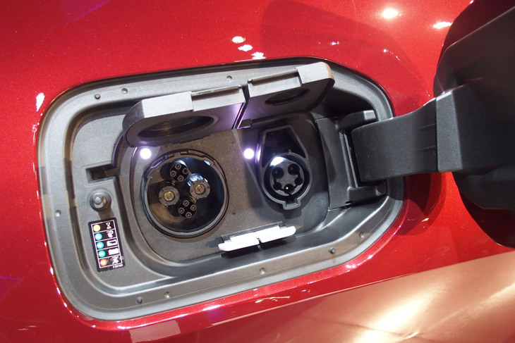 BMW iX（給電口）