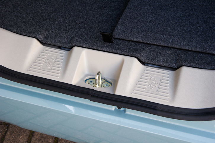 荷室の開口部の下端には、自転車を積むときにガイドとなる、スリットが設けられている。