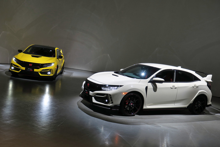 「ホンダ・シビック タイプR」（右）と「シビック タイプR リミテッドエディション」（左）。