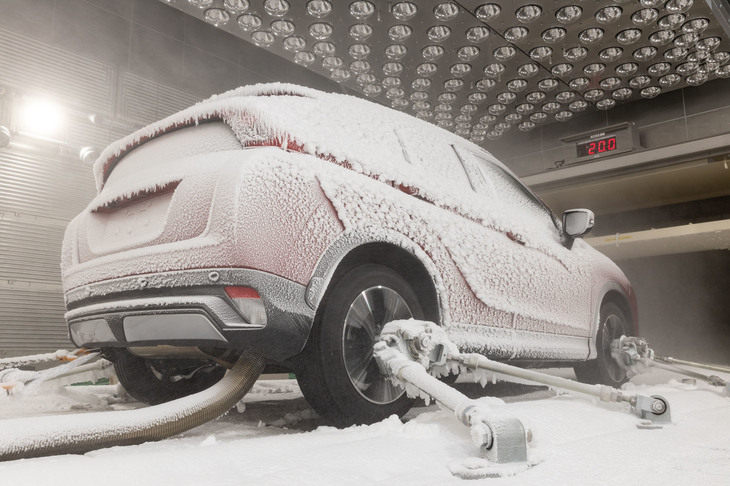 取材日は雪の実験をしていたが、同じ部屋で＋55℃の猛暑やゲリラ豪雨のようなシチュエーションも再現できる。