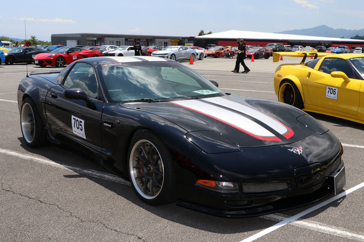 1997年に登場した5代目「コルベット」（C5型）。そのスタイリングは4代目のシャープさを受け継ぎつつ、それ以前のコルベットが持つグラマラスさを復活させたものだった。4代目で強まったスポーツ性能はさらに追求されており、ボディー構造の見直しに加え、トランスアクスルの採用など新たなチャレンジも行うことで、基本的な運動性能を向上させた。レースシーンにおけるGMワークスの復活とも相まって、コルベットは再びモータースポーツ色を強めていく。このモデルが、2代目から続いたリトラクタブルヘッドライトを装備する、最後のコルベットとなった。