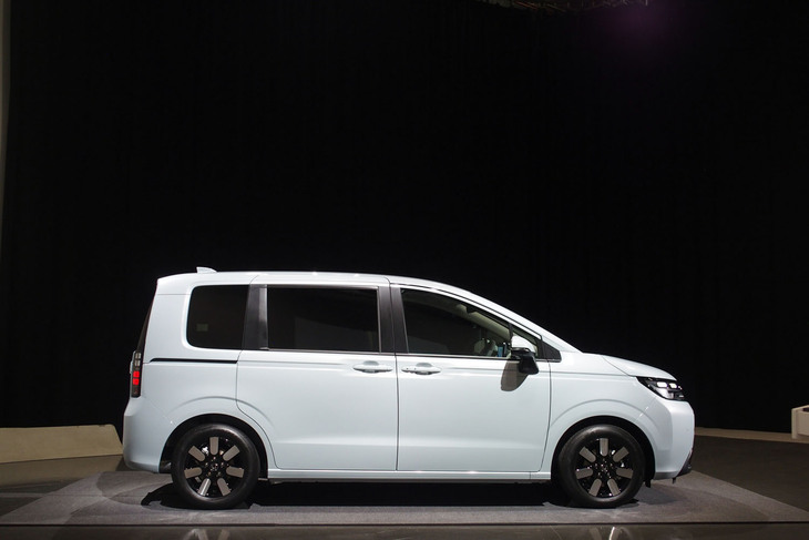 ホンダ・フリードe：HEVエアーEX（サイドビュー）