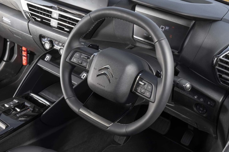 ステアリングホイールは上下のリムがフラットになっている。アダプティブクルーズコントロールなど操作系がステアリングスイッチになっているのが新しい（既存のモデルではステアリングポストから生えたコントロールタワーを使う）。