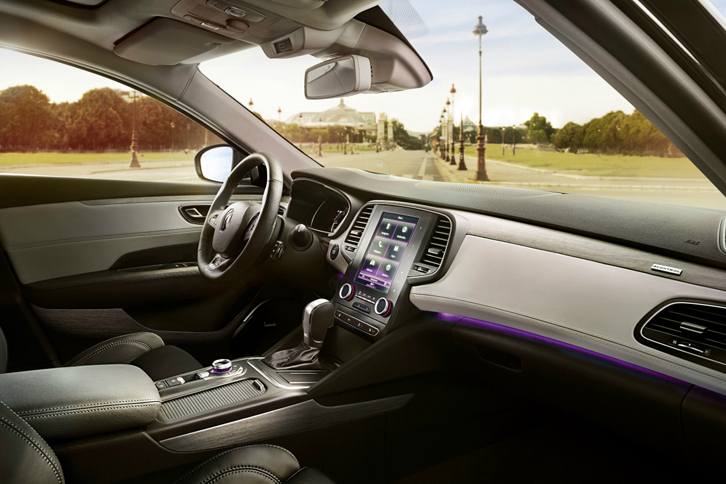 「ルノー・タリスマン」のインテリア。ATは6段もしくは7段のDCT。