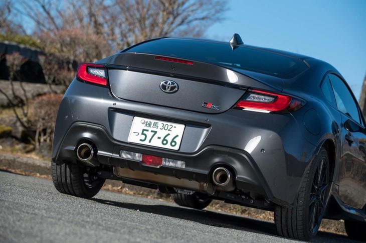 「スバルBRZ」と「GR86」では、フロントマスク以外はバッジ類が異なるのみとなっている。