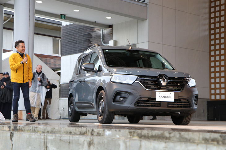 こちらもサプライズとして公開された限定車「ヴァリエテ」。「ルノー・カングー」といえば色を楽しむ特別仕様車「クルール」シリーズが有名だが、今回はカングーの持つ多様性に注目し、ギアとしての魅力にフォーカスした仕様にしたという。